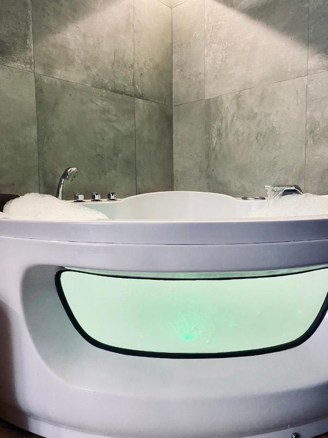 Apartment Premium Jacuzzi For Couples, Old Town كراكوفيا المظهر الخارجي الصورة
